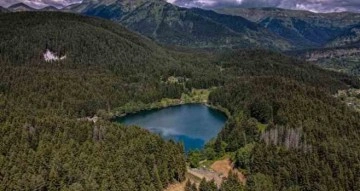 Şavşat Karagöl muhteşem doğası ile masal diyarlarını andırıyor