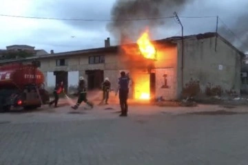 Sebze halindeki yangın paniğe neden oldu