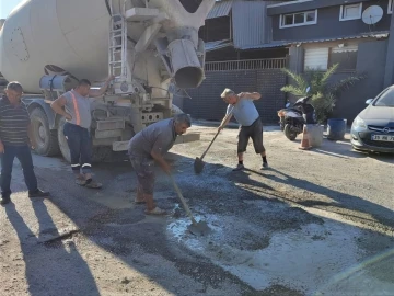 Seferihisar’da esnaf, belediyenin kapatmadığı çukurları betonla doldurdu
