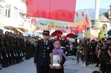 Şehidin fotoğrafını kız kardeşi taşıdı
