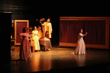 Şehir Tiyatroları Cumhuriyet’in Dört Kadını oyunu ile izleyicilerle buluştu

