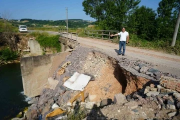 Sel sebebiyle zarar gören köprü yıkılma tehlikesi geçiriyor
