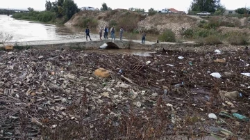 Sel sonrası Menderes Nehri çöple kaplandı
