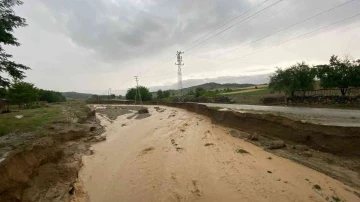 Sel yolları yolları yıktı, 8 köye ulaşım kapandı
