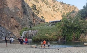 Şelalede suya giren genç boğularak hayatını kaybetti
