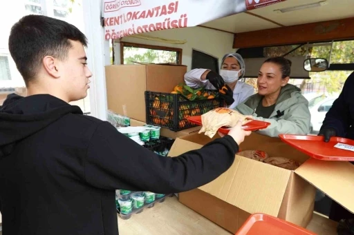 Selçuk Kent Lokantası Öğrenci Otobüsü büyük ilgi gördü
