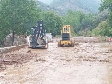 Selde mahsur kalan araçları Aydın Büyükşehir ekipleri kurtardı
