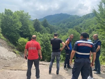 Selde yolları çöken köye dağ yollarından ulaştılar
