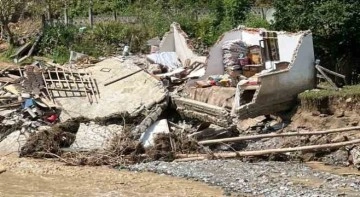 Selden yıkılan ev havadan görüntülendi