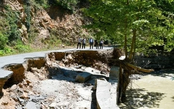 Selden zarar gören Mengen-Yedigöller yolu ulaşıma açıldı
