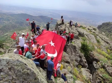 Selendi’nin zirvesine gençlik ve doğa yürüyüşü yapıldı
