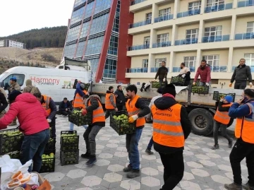 Selendili gönüllüler depremzedelerin içini ısıtıyor
