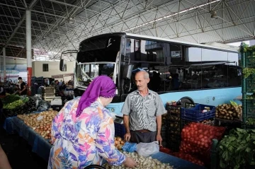 Semt pazarına park edilen plakasız halk otobüsü, esnafı çileden çıkarttı
