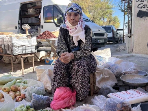 Semt pazarının en yaşlı satıcısı
