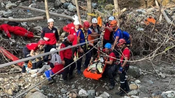 Senaryo gerçeği dereye uçan traktörden yaralıları böyle kurtardılar
