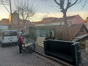 Sepetli bisikletle eşya taşıyan vatandaşa zabıta ekipleri yardım etti
