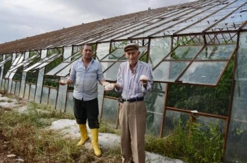 Serik'te dolu seraları vurdu; ürünlere zarar verdi