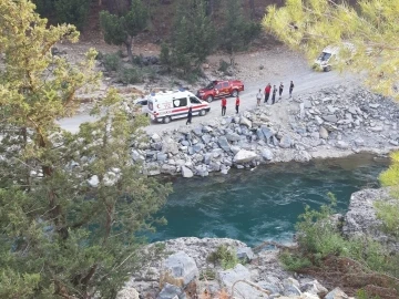 Serinlemek için çaya giren genç kayboldu
