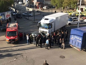 Şerit takip kuralını ihlal eden sürücü kamyona çarptı
