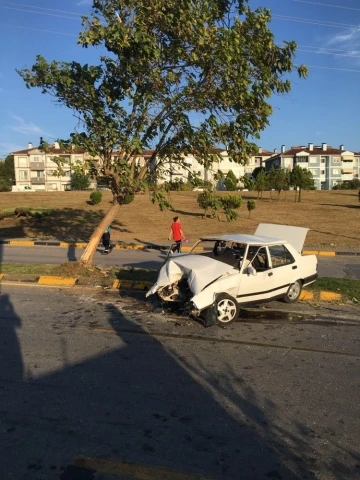 Servis aracına çarpan otomobilin sürücüsü hayatını kaybetti
