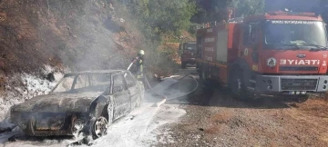 Servis aracıyla çarpışan taksi çıkan yangında metal yığınına döndü
