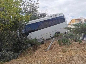 Servis minibüsü bahçeye düştü: 1 ölü
