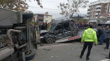 Servis minibüsü ile hafif ticari araç çarpıştı: Yaralılar var
