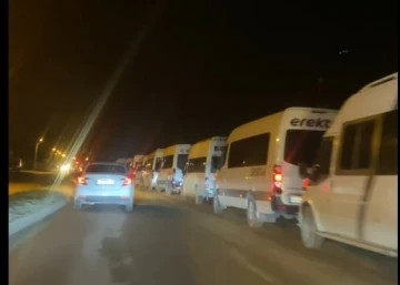 Servisçiler yol kapatma eylemi yaptı
