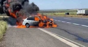 Seyir halinde bulunan otomobil alev topuna döndü