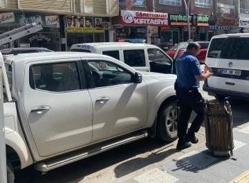 Seyir halindeki araca baltayla saldırdı
