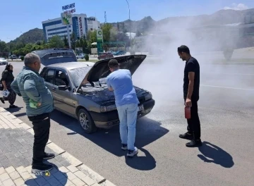 Seyir halindeki araçta çıkan yangın paniğe neden oldu
