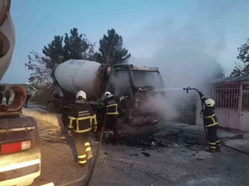 Seyir halindeki beton mikseri alev alev yandı
