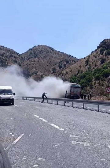 Seyir halindeki kamyondan yükselen dumanlar paniğe neden oldu
