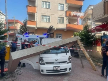 Seyir halindeki kamyonetin üzerine beton blok düştü: 2 yaralı
