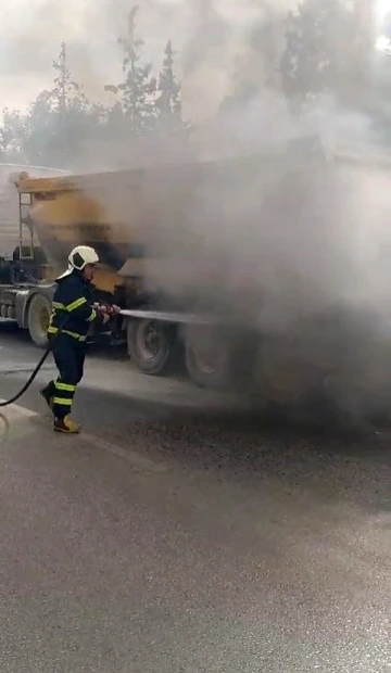 Seyir halindeki kamyonun lastikleri alev aldı
