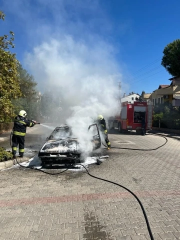 Seyir halindeki otomobil alev alev yandı
