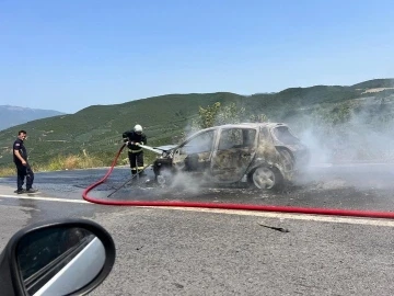 Seyir halindeki otomobil alev topuna döndü
