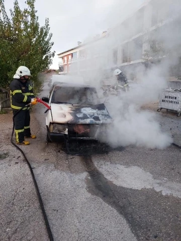 Seyir halindeki otomobil yandı