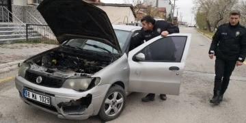 Seyir halindeki otomobilin motor kısmı yandı
