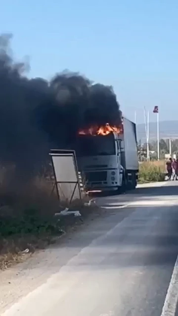 Seyir halindeki tır alevlere teslim oldu
