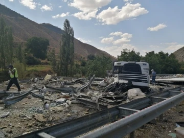 Seyir halindeki tır yola devrildi felaket kazada şoför feci şekilde hayatını kaybetti
