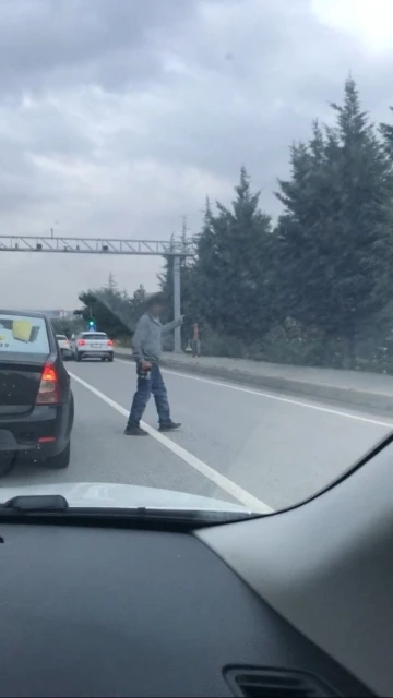 Seyir halindeki trafikte yola atlayarak adeta kazaya davetiye çıkardı
