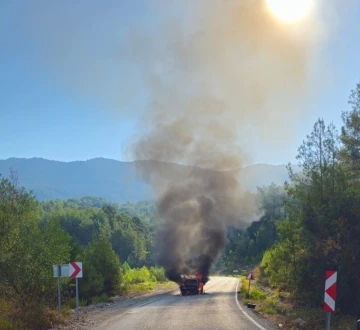 Seyir halindeyken yanan belediye aracı kullanılamaz hale geldi
