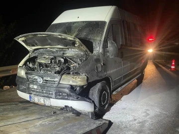 Seyir halindeyken yanan minibüsün şoförü son anda kurtuldu
