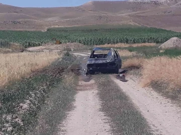 Seyir halindeyken yanan otomobil kullanılamaz hale geldi
