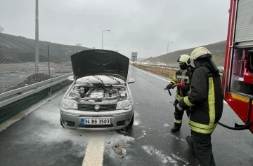 Seyir halindeyken yanan otomobili itfaiye söndürdü
