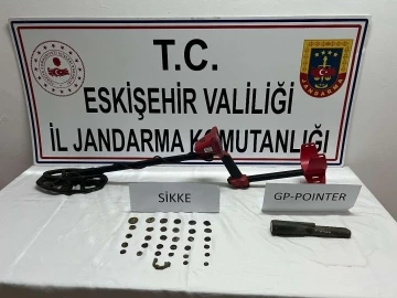 Seyitgazi ilçesinde tarihi eserleri satamaya çalışan şüpheli yakalandı
