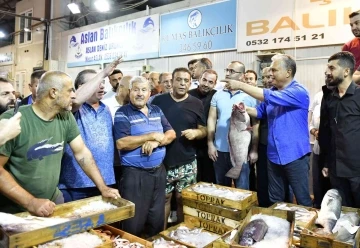 Sezonu açan Antalya’da balıkçı barınağında ilk balık mezadı dualarla yapıldı

