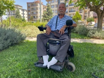 Sıcak havadan etkilenen engelli vatandaş ağaç gölgesine sığındı
