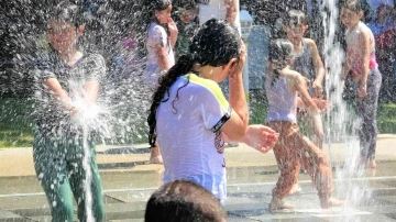 Sıcaktan bunalan çocuklar fıskiyelerde serinledi
